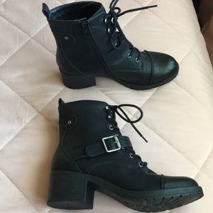 Mari. A. Black tie up Leather Boots